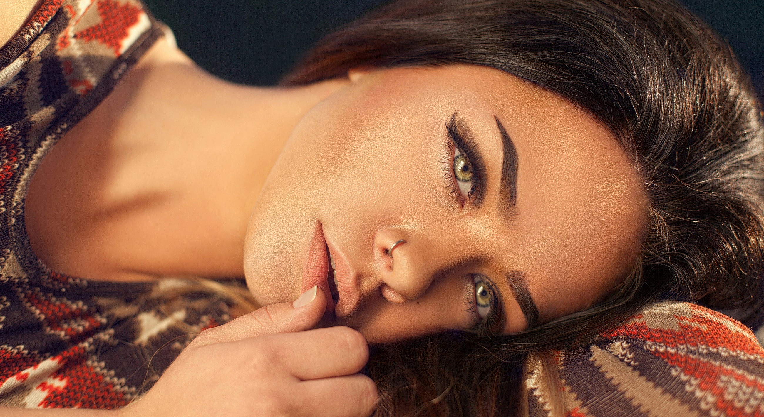 Woman with wavy hair against a natural background.